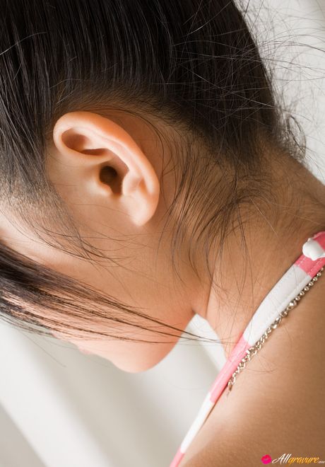 夢幻般的亞洲 Mizuho Tada 脫下內褲，露出她的性感臀部