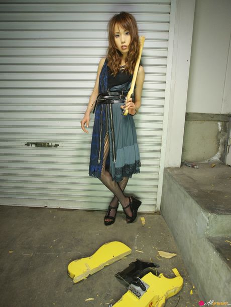 Brunhårede Erika Toda klæder sig ud på sofaen og afslører sin lækre krop