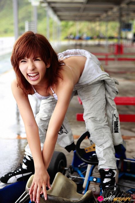 素晴らしいアジアの美女佐藤江梨子が大きなメロンとトリミングされたオマンコを披露