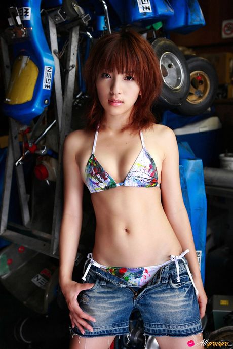 素晴らしいアジアの美女佐藤江梨子が大きなメロンとトリミングされたオマンコを披露