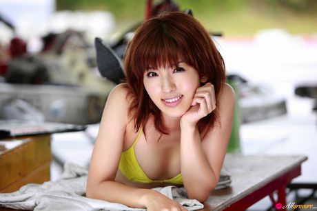 素晴らしいアジアの美女佐藤江梨子が大きなメロンとトリミングされたオマンコを披露