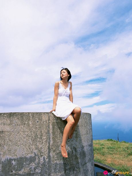 アジアの表紙ガール、小松彩夏が自然な小さなおっぱいを披露し、ソロでポーズをとる