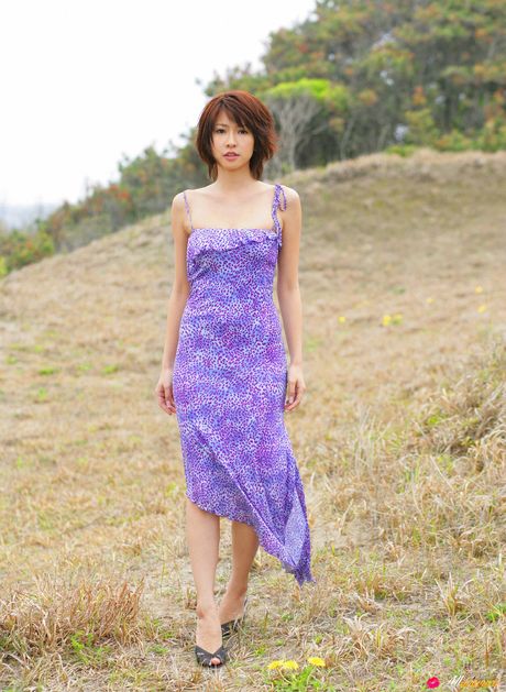 亞洲娃娃 Ayano Washizu 露出她的小乳房，並在戶外展示她的裸體