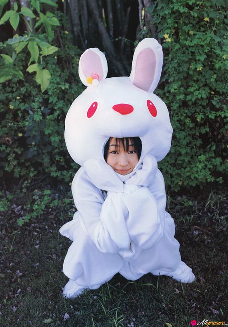 亞洲美女 Risa Shimamoto 在戶外炫耀她的大胸部和裸體模特