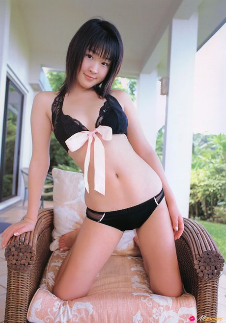 亞洲美女 Risa Shimamoto 在戶外炫耀她的大胸部和裸體模特