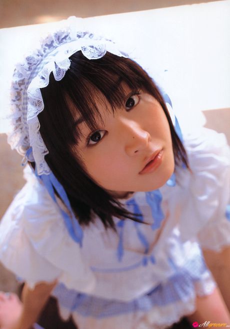 亞洲美女 Risa Shimamoto 在戶外炫耀她的大胸部和裸體模特