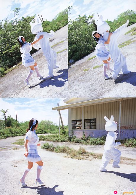 亞洲美女 Risa Shimamoto 在戶外炫耀她的大胸部和裸體模特