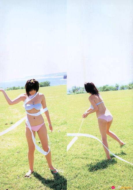 亞洲美女 Risa Shimamoto 在戶外炫耀她的大胸部和裸體模特