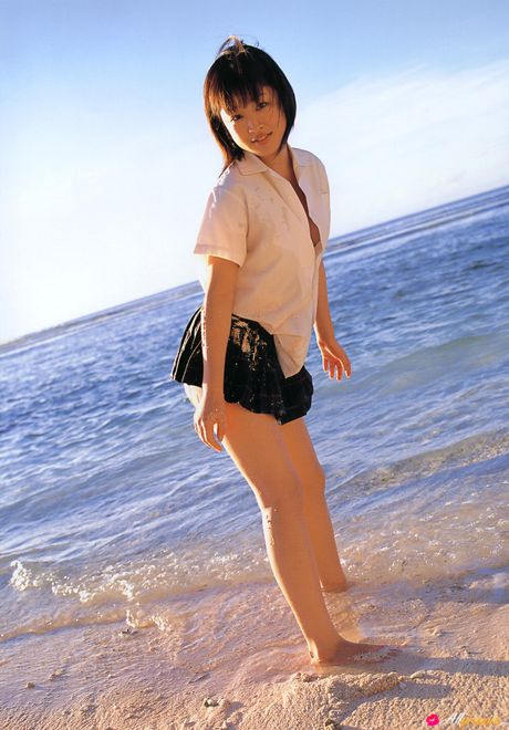 亞洲美女 Risa Shimamoto 在戶外炫耀她的大胸部和裸體模特