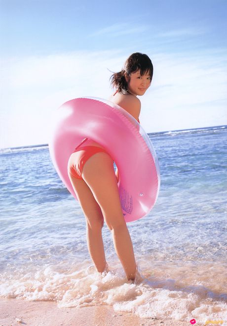 亞洲美女 Risa Shimamoto 在戶外炫耀她的大胸部和裸體模特