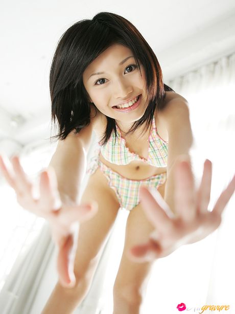 アジアンドールの神木綾子が大きなおっぱいを露わにしてソロでポーズをとる