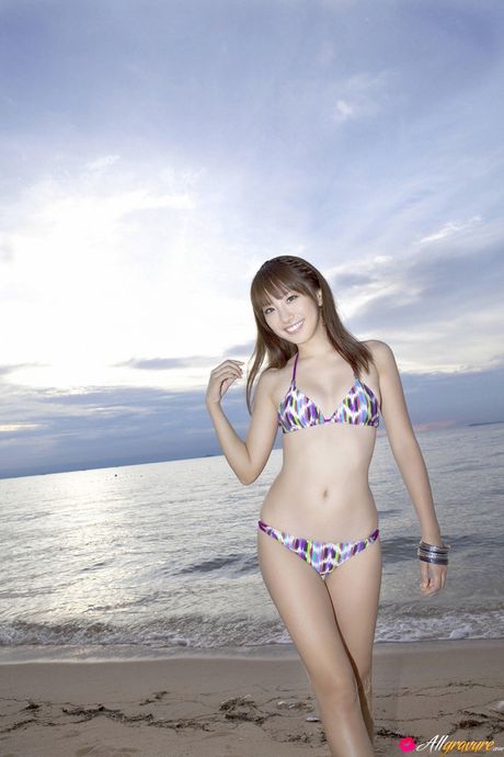 亞洲女孩 Angel 4 炫耀她天然的小乳房，穿著比基尼擺姿勢