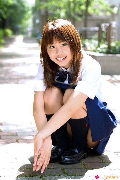 棕色眼睛的日本寶貝 Yuka Ogamino 穿著性感的衣服擺姿勢