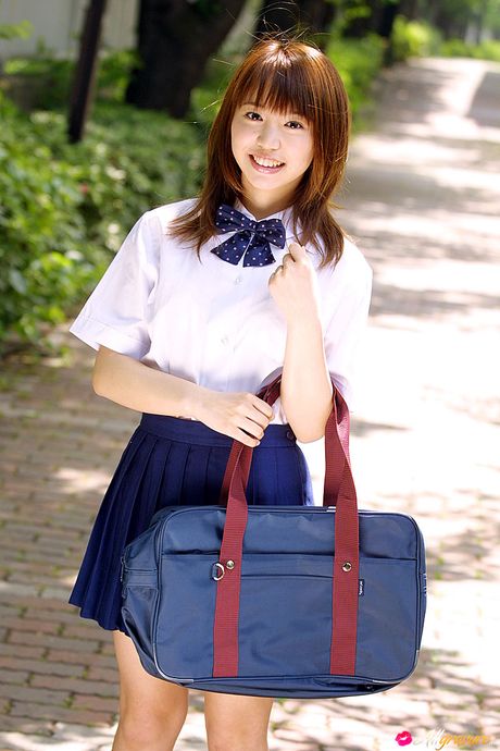 棕色眼睛的日本寶貝 Yuka Ogamino 穿著性感的衣服擺姿勢