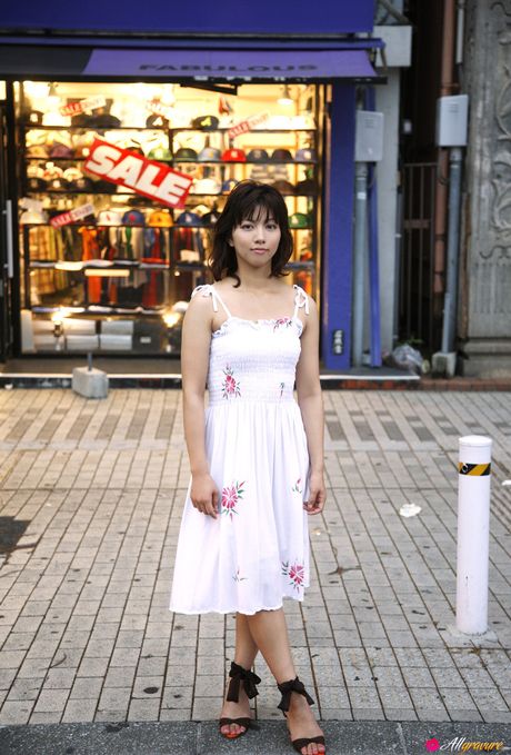 亞洲女孩 Marie Kai 在泳池邊的椅子上赤身裸體