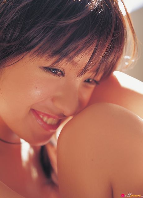 亞洲封面女郎南明菜 (Akina Minami) 在游泳前在後院裸體