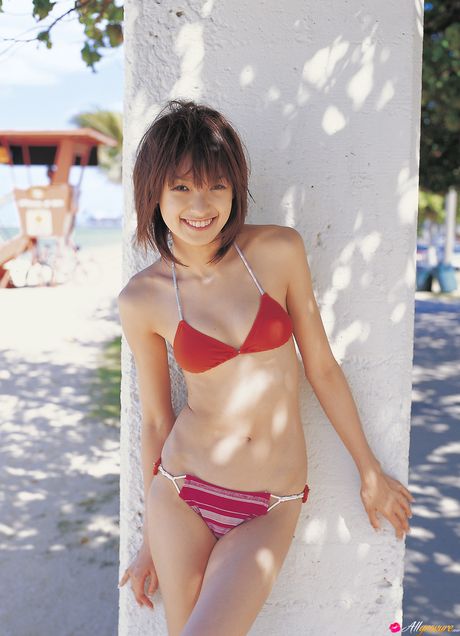 Den asiatiske covergirl Akina Minami bliver nøgen i en baghave før en svømmetur