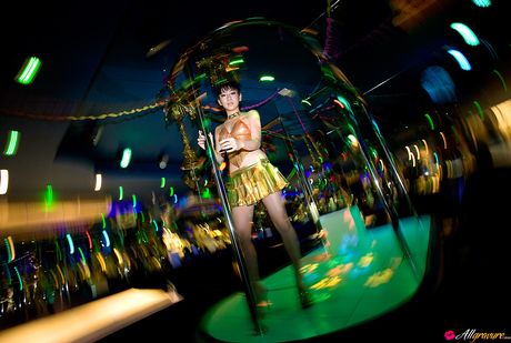 亞洲美女 Ami Tokito 展示她的小乳房並獨自擺姿勢