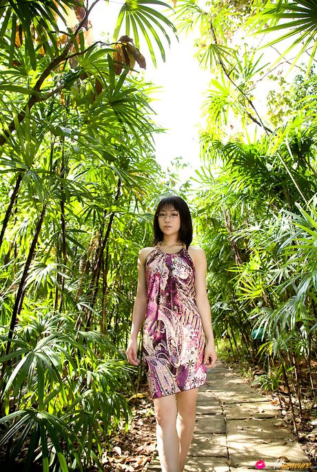 亞洲美女 Ami Tokito 展示她的小乳房並獨自擺姿勢