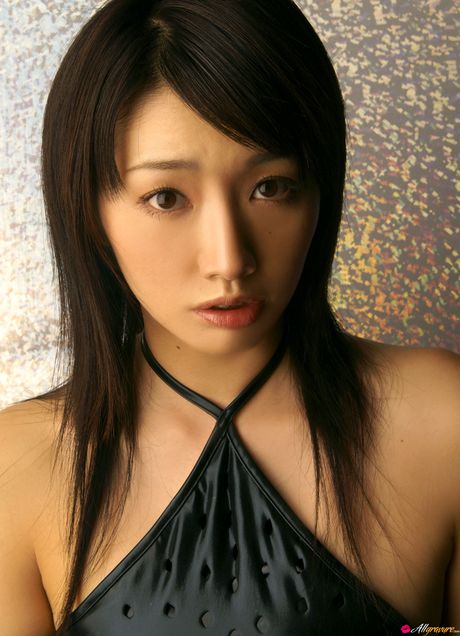 迷人的亞洲少女 Kaori Manabe 在獨奏中炫耀她的小乳房和性感的屁股