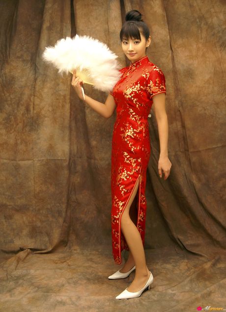 迷人的亞洲少女 Kaori Manabe 在獨奏中炫耀她的小乳房和性感的屁股