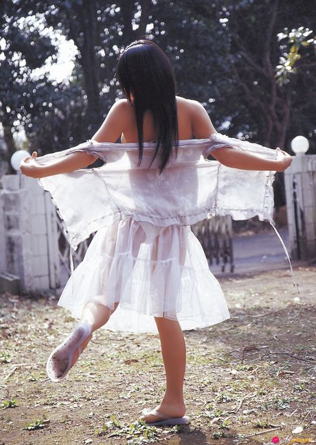 アジアの表紙モデル川村ゆきえが庭でビキニを脱ぐ