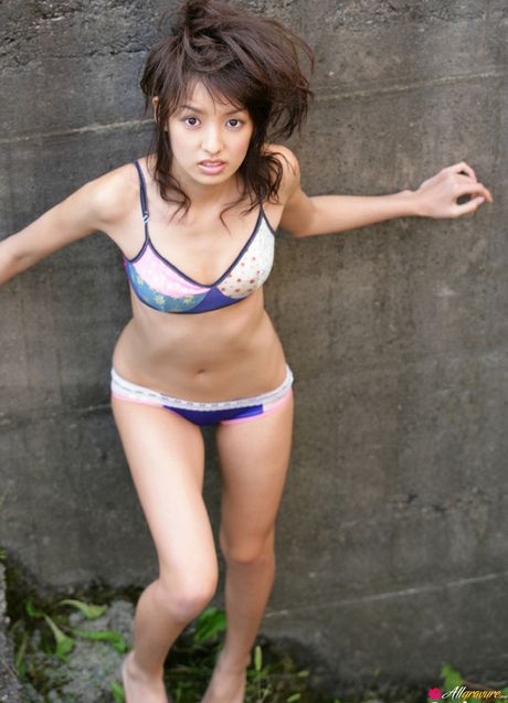 Bikiniklædte Akina Minami viser sin sexede krop frem i haven
