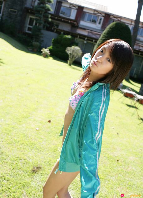 Bikiniklædte Akina Minami viser sin sexede krop frem i haven