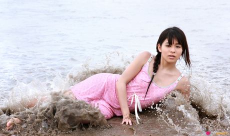 茶色の目をした日本の美女、新井美穂が自然の中で裸のポーズをとる