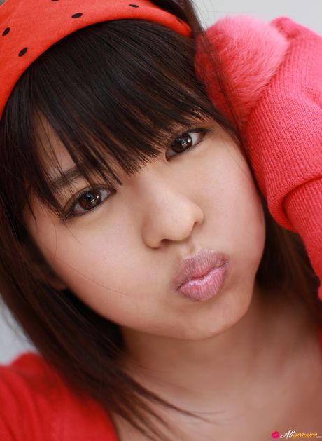 茶色の目をした日本の美女、新井美穂が自然の中で裸のポーズをとる