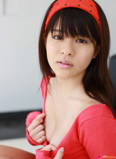 茶色の目をした日本の美女、新井美穂が自然の中で裸のポーズをとる