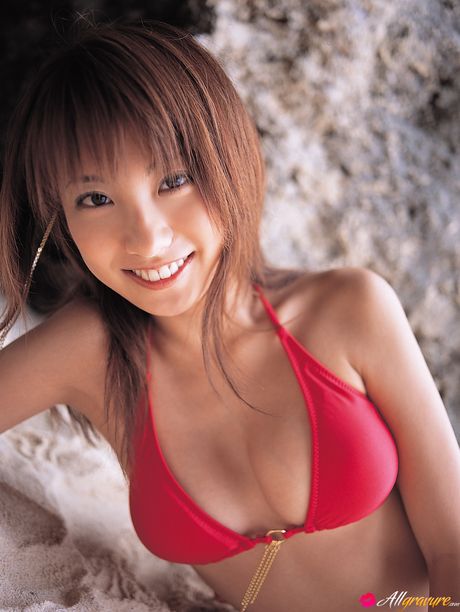 かわいい日本の美女、山本梓がプールサイドのパティオで裸になる