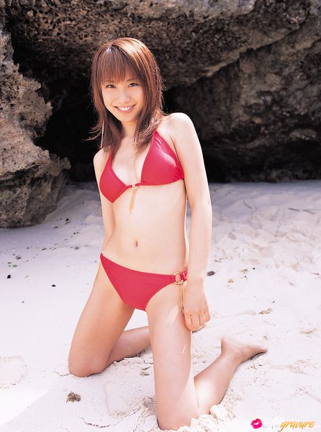 Sød japansk babe Azusa Yamamoto bliver nøgen på en terrasse ved poolen