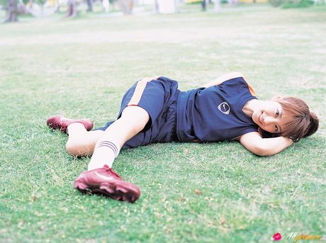 かわいい日本の美女、山本梓がプールサイドのパティオで裸になる