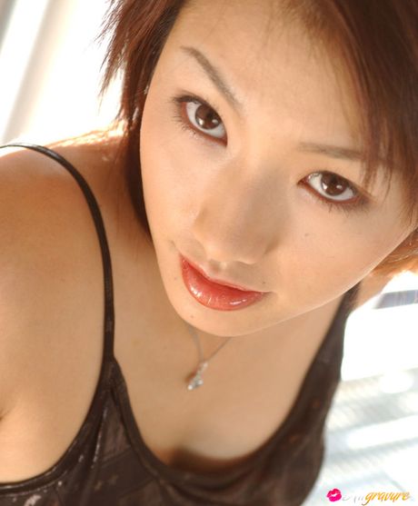 素敵な日本の美女、真鍋かをりが大きなおっぱいを披露し、ソロでポーズをとる