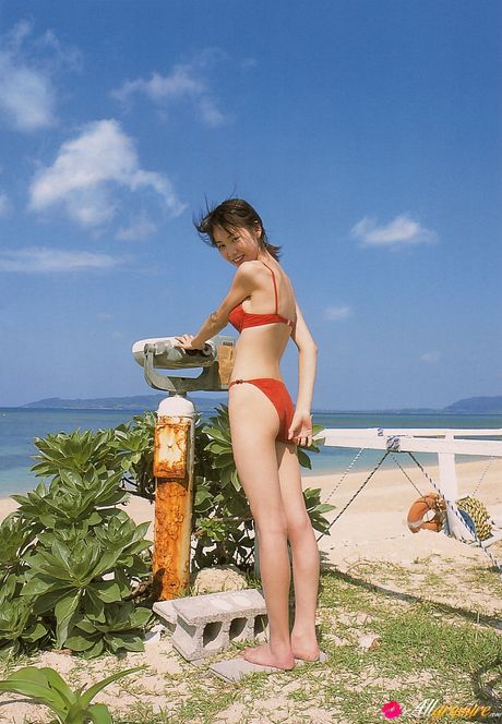 Asiatisk søde Emi Hasegawa viser sine små bryster frem og poserer i strømpebukser