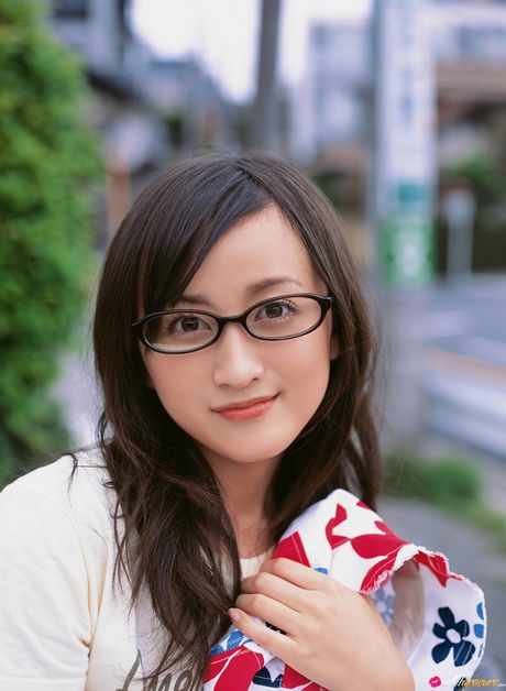 アジアのキュートな小松彩夏がビキニを脱ぎ捨て、プールサイドで胸を披露