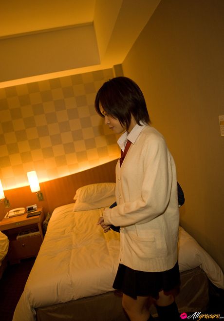 Lækker asiatisk teenager Fuuka stripper til sine strømper og viser sine varme fødder frem