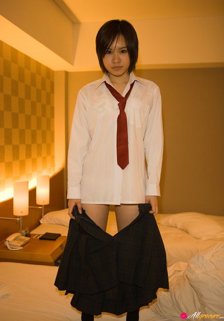 Lækker asiatisk teenager Fuuka stripper til sine strømper og viser sine varme fødder frem