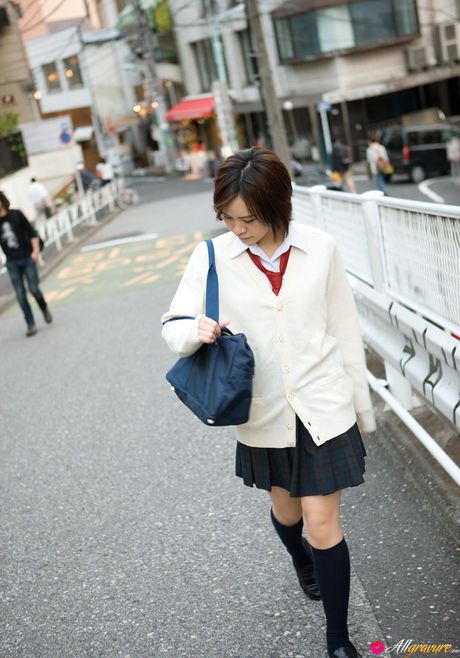 Lækker asiatisk teenager Fuuka stripper til sine strømper og viser sine varme fødder frem