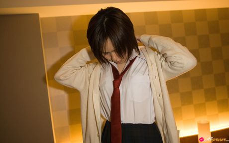 Lækker asiatisk teenager Fuuka stripper til sine strømper og viser sine varme fødder frem