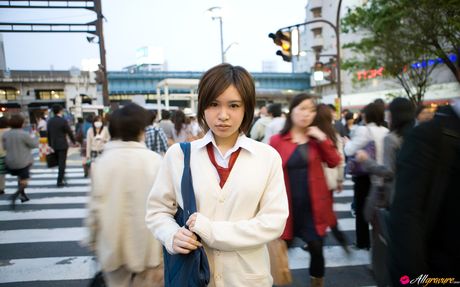 Lækker asiatisk teenager Fuuka stripper til sine strømper og viser sine varme fødder frem