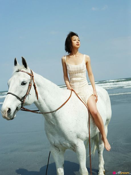 アジアのティーン杉浦美穂が小さなおっぱいを披露し、ソロでポーズをとる