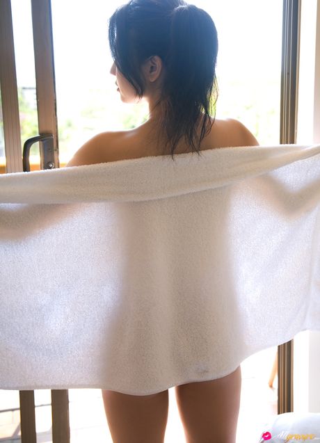 Asiatisk teenager Nonami Takizawa tager sin bikini af på stranden