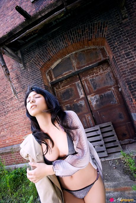 Bikinimodellen Yukie Kawamura viser sine faste bryster og skaldede fisse frem i en solo