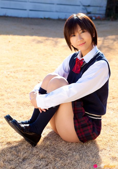 Sweet japanese covergirl Jui Kizuki exhibits her petite tiny tits and poses in a solo