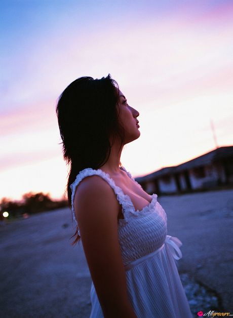 Asiatisk babe Saaya Irie fjerner sin bikini og viser sine store jugger udendørs