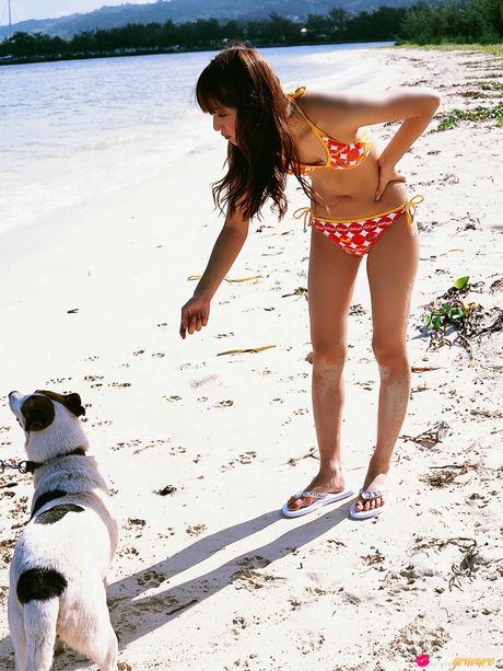 アジアの10代の佐々木希がプールに入る前にビキニを脱ぐ