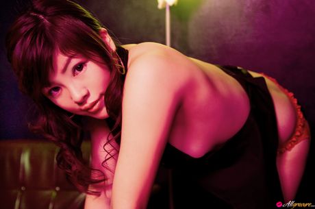 Brunøjede japanske skønhed Saya Sakuragi er en fantastisk babe, der elsker at posere