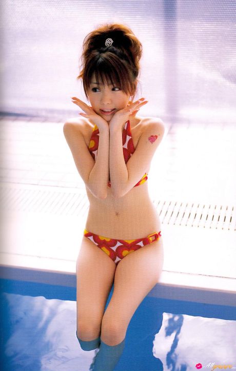 Asian doll Reina Tanaka gets naked on a blanket in a field